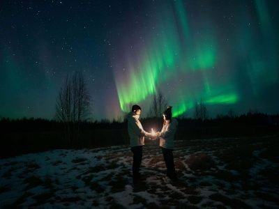 Photo-Under-Nother-Lights-Dancing-Aurora-Couple (4)